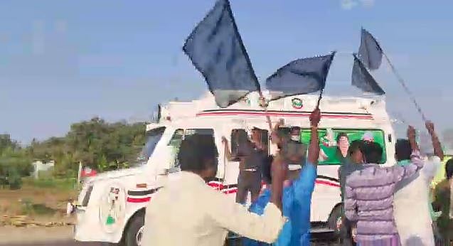 8 வழி சாலை எதிரொலி : திருவண்ணாமலையில் பிரசாரத்திற்கு வந்த முதல்வருக்கு கருப்புக் கொடி காட்டிய விவசாயிகள்!