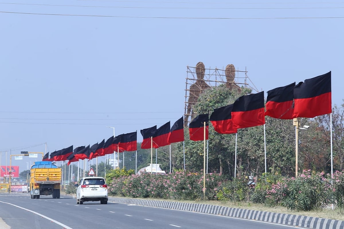 கொடி பறக்குதா - திருச்சியில் பிரமாண்டமாக தயாராகும் தி.மு.க பொதுக்கூட்டம் ! (Photo Album)
