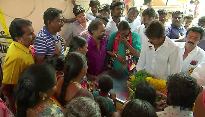 தேர்தல் பரப்புரைக்கிடையே தீப்பெட்டி கணேசன் மறைவுக்கு அஞ்சலி செலுத்திய உதயநிதி ஸ்டாலின்!