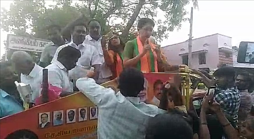 தேர்தல் பிரச்சாரத்தில் அத்துமீற முயன்ற பா.ஜ.க தொண்டர் : விரலை நீட்டி எச்சரித்த நடிகை கௌதமி !