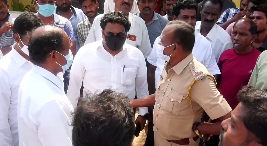 “கொள்ளையடித்த பணத்தில் பணப்பட்டுவாடா?” : அ.தி.மு.கவினர் 2 பேரை பிடித்து போலிஸிடம் ஒப்படைத்த பொதுமக்கள்!