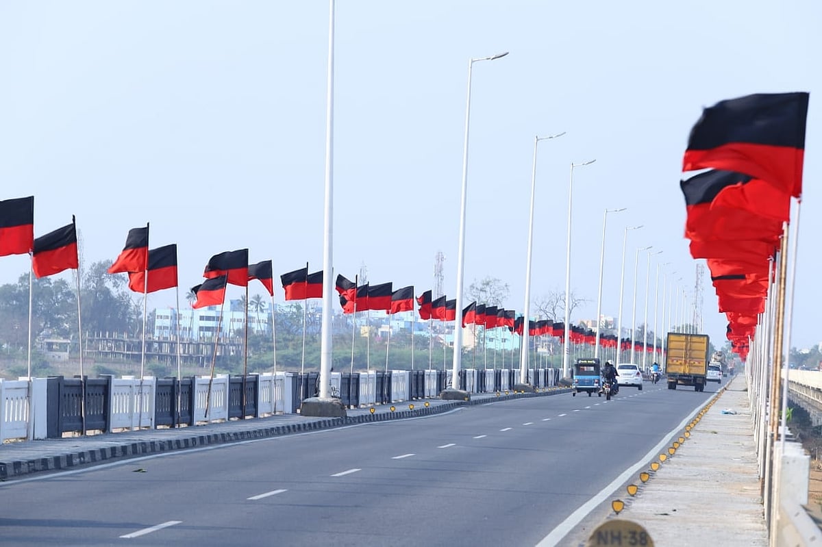 கொடி பறக்குதா - திருச்சியில் பிரமாண்டமாக தயாராகும் தி.மு.க பொதுக்கூட்டம் ! (Photo Album)