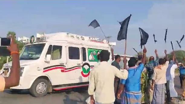 8 வழி சாலை எதிரொலி : திருவண்ணாமலையில் பிரசாரத்திற்கு வந்த முதல்வருக்கு கருப்புக் கொடி காட்டிய விவசாயிகள்!