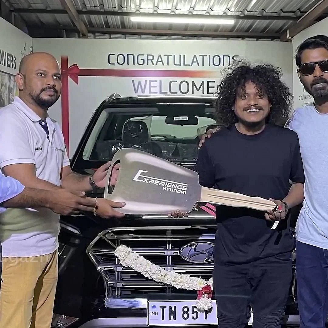 “கார் கழுவ 10 ரூபா கொடுப்பாங்க.. இப்போ நானே கார் வாங்கி இருக்கேன்” : நம்ம வீட்டுப் பிள்ளை புகழின் வெற்றி!