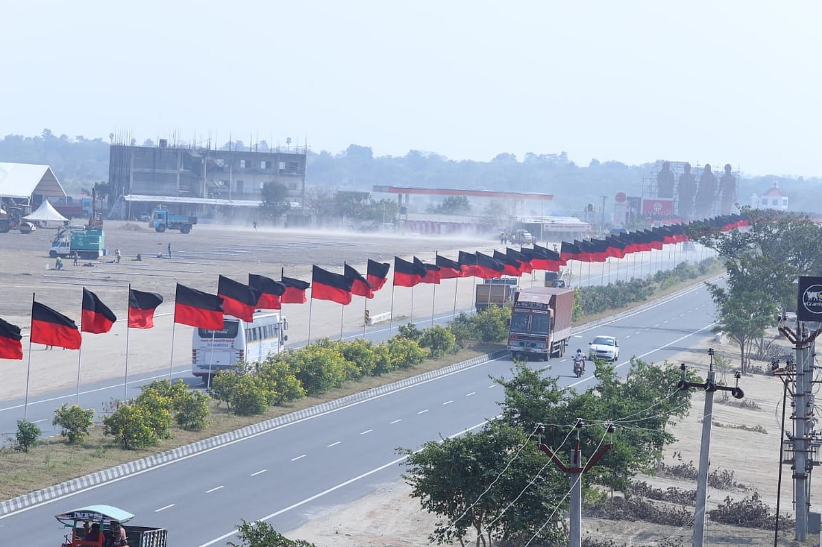 கொடி பறக்குதா - திருச்சியில் பிரமாண்டமாக தயாராகும் தி.மு.க பொதுக்கூட்டம் ! (Photo Album)