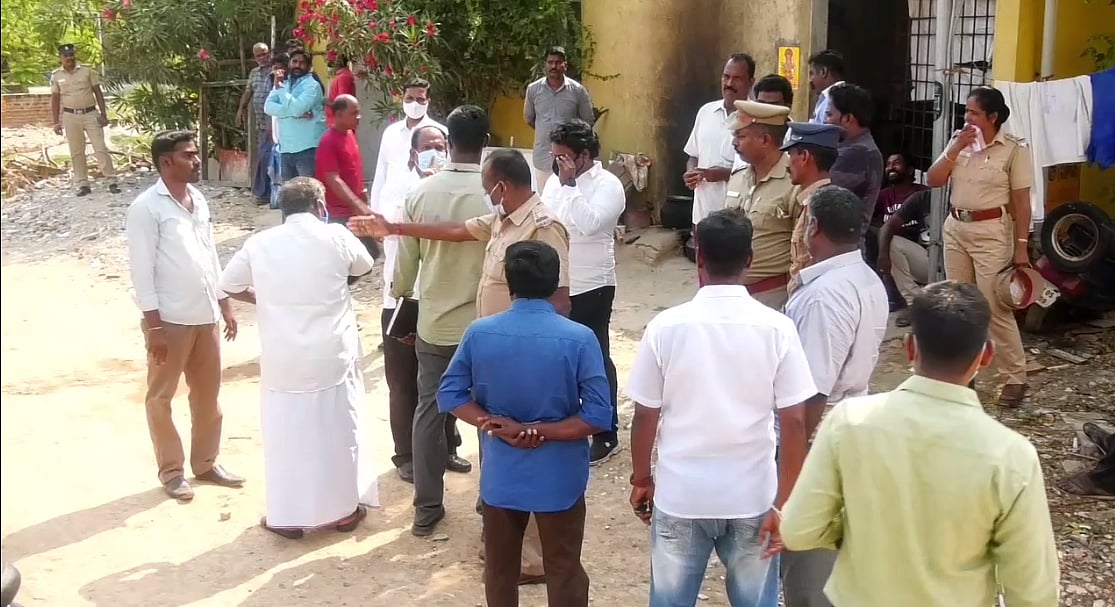 “கொள்ளையடித்த பணத்தில் பணப்பட்டுவாடா?” : அ.தி.மு.கவினர் 2 பேரை பிடித்து போலிஸிடம் ஒப்படைத்த பொதுமக்கள்!