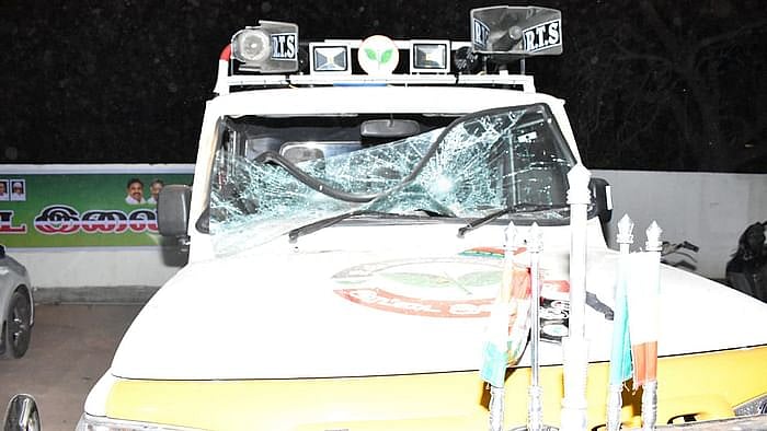 தோல்வி பயத்தால் வேட்பாளரை மாற்றிய அ.தி.மு.க... அலுவலகத்தை அடித்து நொறுக்கிய ராம.பழனிசாமியின் ஆதரவாளர்கள்!