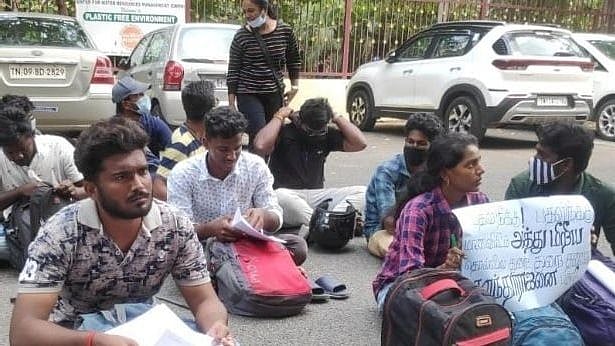 “மாணவியிடம் பாலியல் அத்துமீறலில் ஈடுபட்ட துறைத் தலைவர்” : சென்னை பல்கலைக்கழக மாணவர்கள் போராட்டம்!