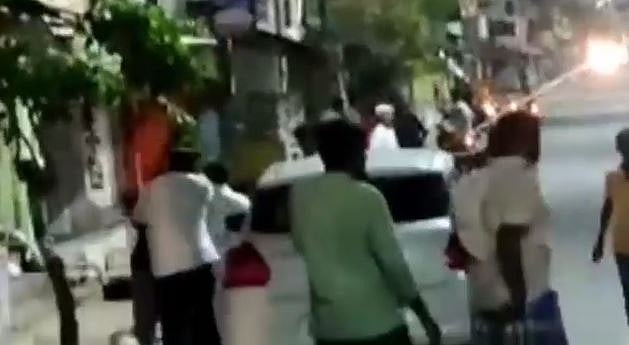 “பிரச்சாரம் முடிந்து வீடு திரும்பி தி.மு.கவினர் மீது அதிமுக குண்டர்கள் தாக்குதல்”: கரூரில் நடந்த அராஜகம்!