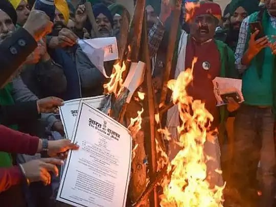வேளாண் சட்ட நகலை எரித்து ஹோலி கொண்டாடிய விவசாயிகள் : தொடரும்  போராட்டம்... மவுனம் காக்கும் மோடி அரசு!