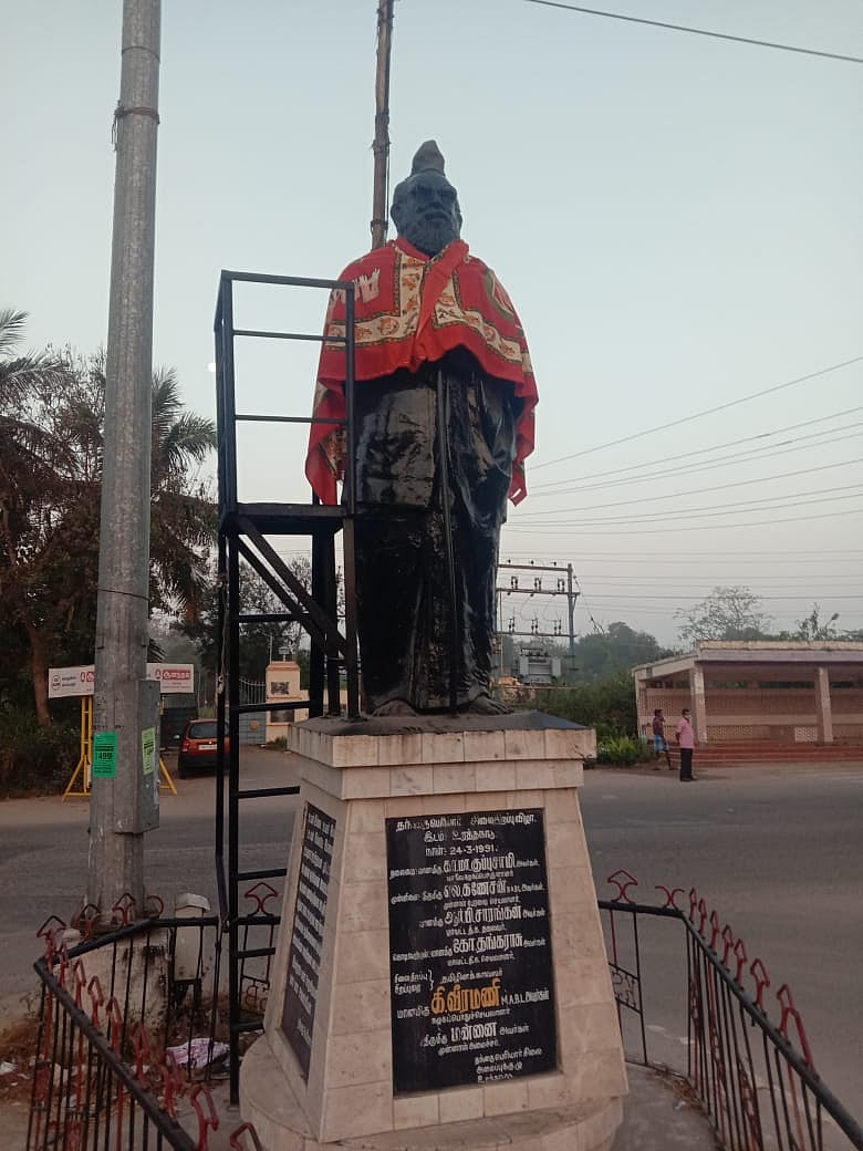தந்தை பெரியார் சிலைக்கு காவித்துண்டு - குல்லா அணிவித்து அவமதிப்பு : வேடிக்கை பார்க்கும் அ.தி.மு.க அரசு?