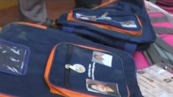 புத்தகப்பைகளில் எடப்பாடி பழனிசாமி படம்... தேர்தல் விதிமுறைகளை மீறி விநியோகிக்க முயன்ற அ.தி.மு.கவினர்!