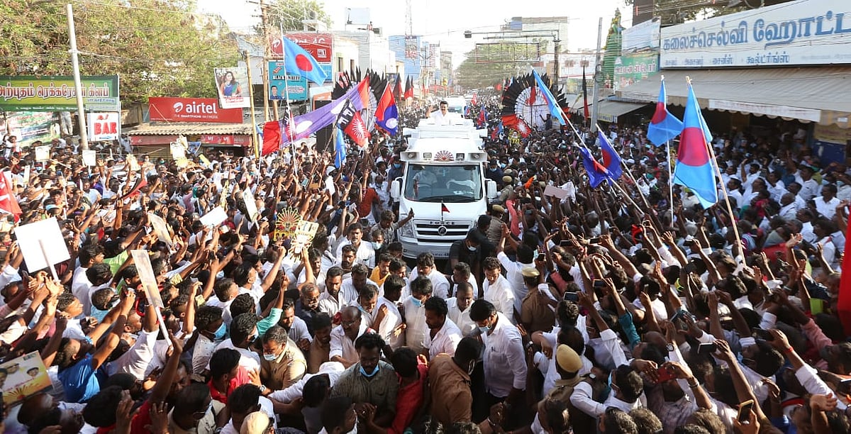 "பயப்படாம தடுப்பூசி போட்டுக்கோங்க” : தேர்தல் பரப்புரைக்கு இடையே விழிப்புணர்வை ஏற்படுத்தும் மு.க.ஸ்டாலின்!