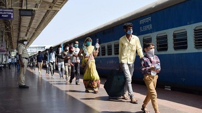 “ரயில்வே பிளாட்பார்ம் கட்டணம் 50 ரூபாயாக உயர்வு” : கட்டண உயர்வுக்கு கொரோனா மீது பழிபோடும் மோடி அரசு !