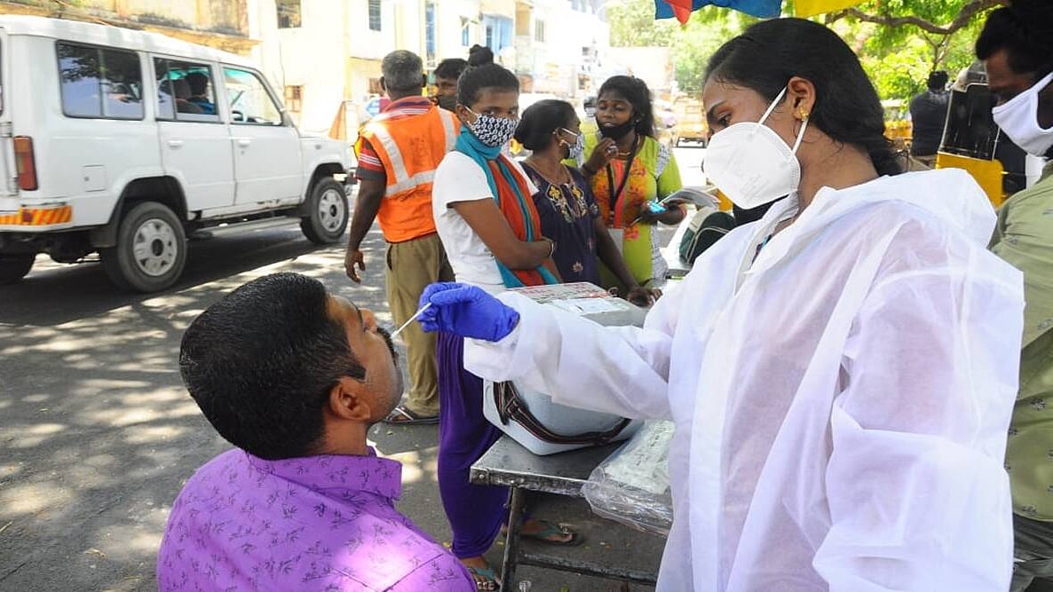 மீண்டும் உச்சம் : இன்று ஆயிரத்தை கடந்த கொரோனா தொற்று.. 3 மாவட்டங்களில் 100க்கும் அதிகமானோருக்கு பாதிப்பு!