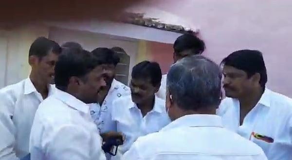 ஊட்டியில் கூட்டு சேர்ந்து வாக்குகளை கொள்ளையடிக்கும் அதிமுக பாஜகவினர் : தடுத்து நிறுத்திய திமுகவினர் !