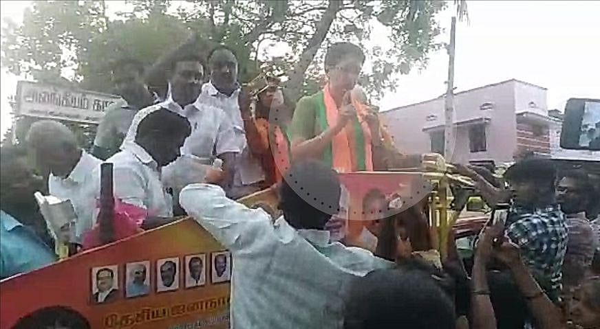 தேர்தல் பிரச்சாரத்தில் அத்துமீற முயன்ற பா.ஜ.க தொண்டர் : விரலை நீட்டி எச்சரித்த நடிகை கௌதமி !