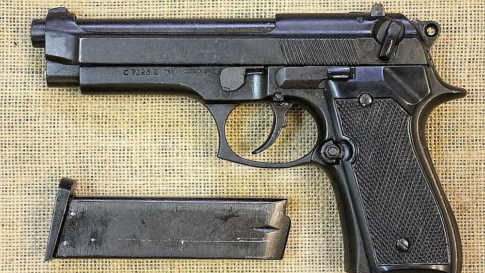 காவல்நிலையத்தில் துப்பாக்கிச் சூடு : பதறிப்போன காவலர்கள் - நடந்தது என்ன?