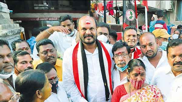 எழும்பூர் வாக்குச்சாவடிகளை கைப்பற்ற  அ.தி.மு.க கூட்டணி வேட்பாளர் திட்டம்? -  தி.மு.க தரப்பில் புகார் மனு!