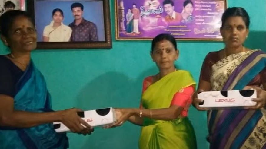 போட்டிப்போட்டு பரிசு பொருள் வழங்கும் பாஜக - அதிமுக : கேள்வி கேட்ட திமுகவினரை மிரட்டும் பாஜக!