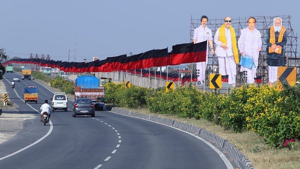 கொடி பறக்குதா - திருச்சியில் பிரமாண்டமாக தயாராகும் தி.மு.க பொதுக்கூட்டம் ! (Photo Album)