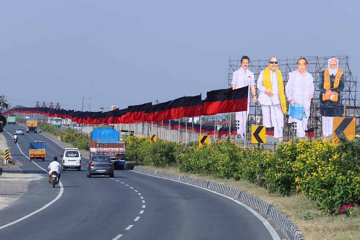 கொடி பறக்குதா - திருச்சியில் பிரமாண்டமாக தயாராகும் தி.மு.க பொதுக்கூட்டம் ! (Photo Album)