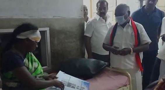 சரக்கு ஆட்டோவில் முதல்வரின் பிரச்சாரத்திற்கு சென்றவர்களின் வாகனம் விபத்து : 40 பேர் படுகாயம் !