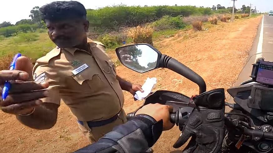 இப்படியும் சில காவல்துறை அதிகாரிகள்... பைக் ரைடர் வெளியிட்ட வீடியோவால் குவியும் பாராட்டு! #ViralVideo