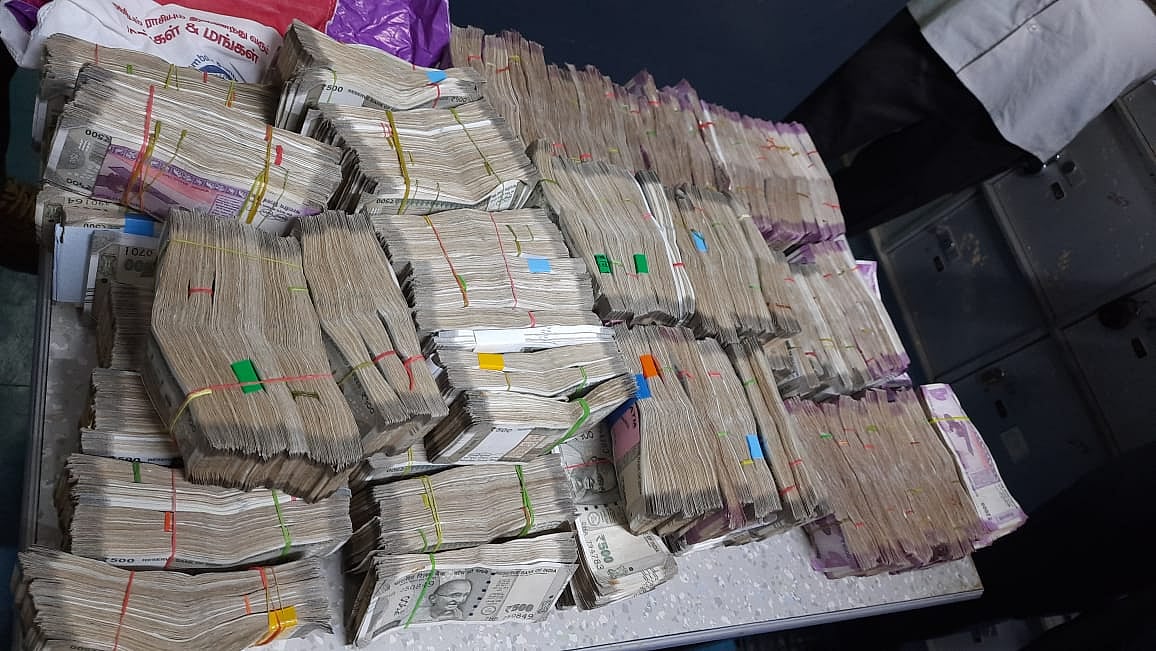 “கட்டுக்கட்டாக சிக்கிய லஞ்சப் பணம்”.. கையும் களவுமாக சிக்கிய அரசு அதிகாரி : ஆளும் கட்சிக்கு தொடர்பு?