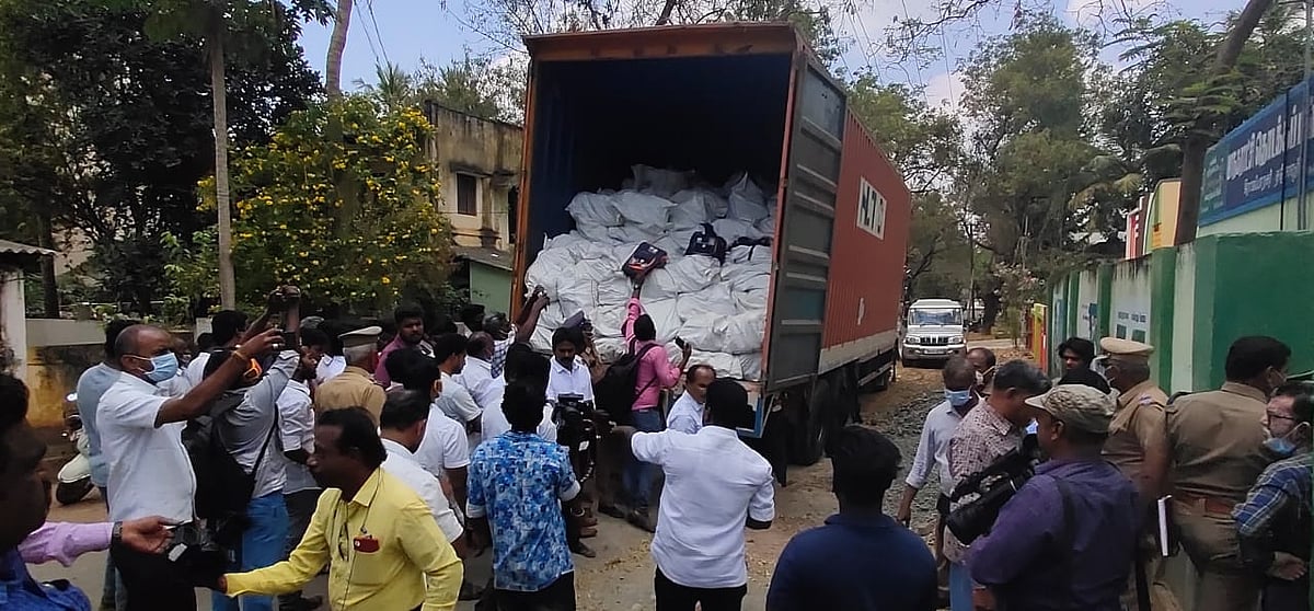 ராஜஸ்தான் எண் பதிந்த லாரியில் எடப்பாடி, ஜெ படம் பொறித்த பள்ளி பைகள்.. தொடர் விதிமீறலில் அ.தி.மு.கவினர்!