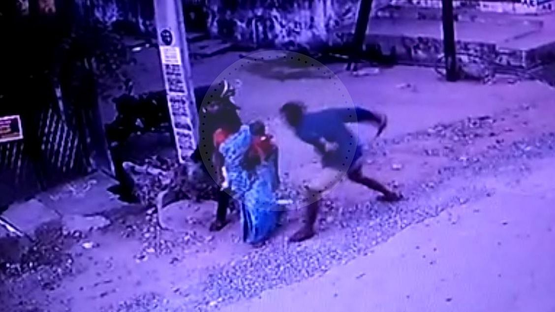 குடும்பத் தகராறில் மனைவி, மாமியாரை நடுரோட்டில் குத்திக் கொலை செய்த வாலிபர்... பதறவைக்கும் CCTV காட்சி!