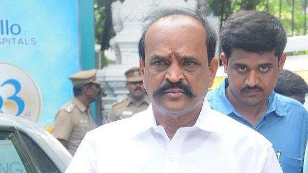 அதிகாரியை மிரட்டிய விவகாரம் : வாயைக் கொடுத்து வாங்கிக் கட்டிக்கொண்ட அமைச்சர் கடம்பூர் மீது வழக்கு பதிவு!