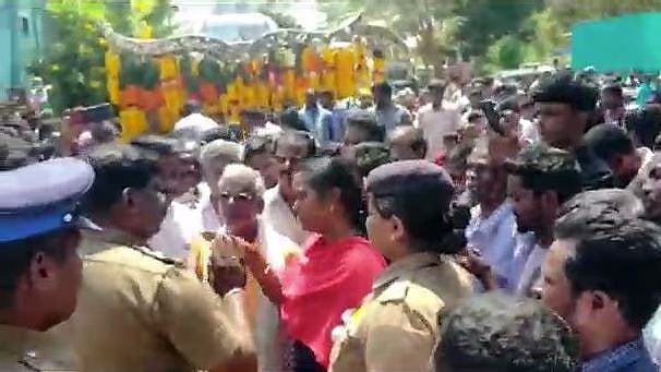 “வாகனம் மோதி காவலர் உயிரிழப்பு; விபத்தா? கொலையா?”: காவல்துறை அலட்சியம் காட்டுவதாக உறவினர்கள் சாலை மறியல்!