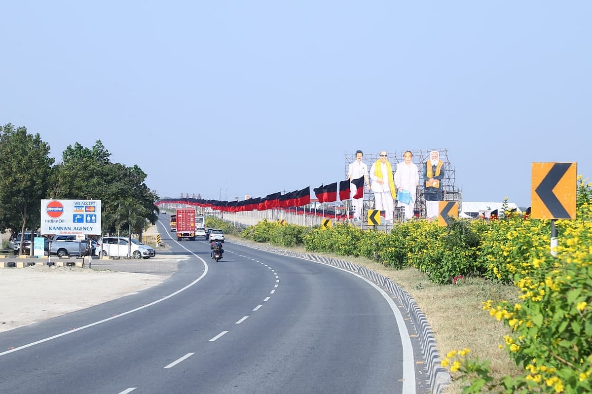 கொடி பறக்குதா - திருச்சியில் பிரமாண்டமாக தயாராகும் தி.மு.க பொதுக்கூட்டம் ! (Photo Album)