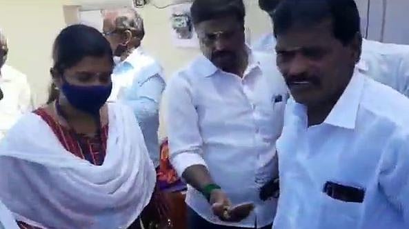 ஊட்டியில் கூட்டு சேர்ந்து வாக்குகளை கொள்ளையடிக்கும் அதிமுக பாஜகவினர் : தடுத்து நிறுத்திய திமுகவினர் !