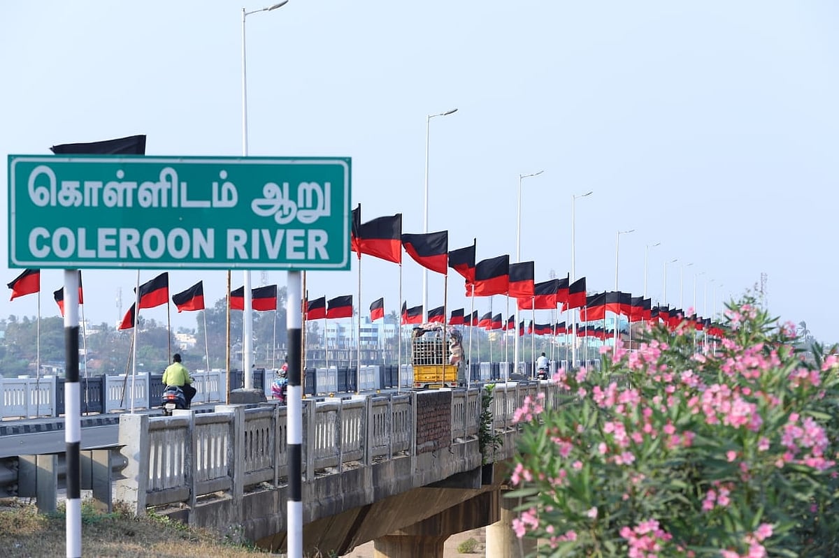 கொடி பறக்குதா - திருச்சியில் பிரமாண்டமாக தயாராகும் தி.மு.க பொதுக்கூட்டம் ! (Photo Album)