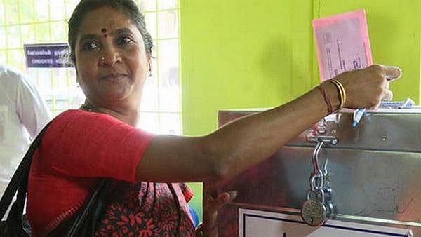 தபால் ஓட்டு போடும் ஊழியர்களுக்கு பேலட் பேப்பர்  தராமல் இழுத்தடிப்பு : தோல்வி பயத்தில் அ.தி.மு.க அரசு சதி!