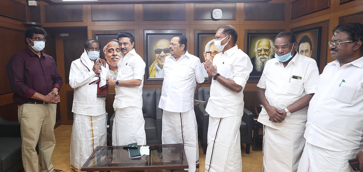 தி.மு.க-வில் இணைந்த எடப்பாடி முன்னாள் எம்.எல்.ஏ... கூட்டம்கூட்டமாக கழகத்தில் இணையும் மாற்றுக்கட்சியினர்!