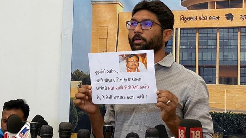 காவல்துறை முன்பே தலித் செயற்பாட்டாளர் கொலை... கேள்வி கேட்ட ஜிக்னேஷ் மேவானி சட்டசபையிலிருந்து இடைநீக்கம்!