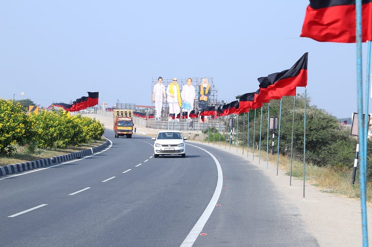 கொடி பறக்குதா - திருச்சியில் பிரமாண்டமாக தயாராகும் தி.மு.க பொதுக்கூட்டம் ! (Photo Album)