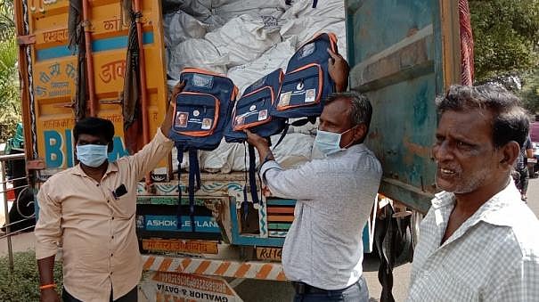 ராஜஸ்தான் எண் பதிந்த லாரியில் எடப்பாடி, ஜெ படம் பொறித்த பள்ளி பைகள்.. தொடர் விதிமீறலில் அ.தி.மு.கவினர்!