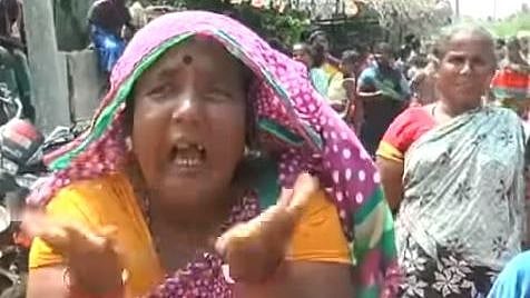 பணம் கொடுத்த அ.தி.மு.கவினரை முற்றுகையிட்ட நரிக்குறவர் சமூகத்தினர்... வாக்கை விற்கமாட்டோம் என ஆவேசம்!