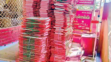 கோயிலில் மோடி காலண்டர்களை விநியோகித்த பா.ஜ.கவினர்: போட்டி போட்டு தேர்தல் விதிகளை மீறும் அ.தி.மு.க-பா.ஜ.க!