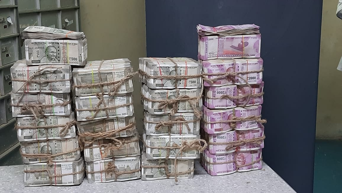 ஒரு தொகுதிக்கு ரூ.12 கோடி: ஆளுங்கட்சிக்கு உடைந்தையாக போலியாக சோதனையிடும் போலிஸ்; செயல்படாத தேர்தல் ஆணையம்