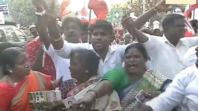 "அவரா இங்கு உழைத்தார்?" : கூட்டணி கட்சிக்கு எதிராக அ.தி.மு.க தலைமை அலுவலகத்தை முற்றுகையிட்ட தொண்டர்கள்!