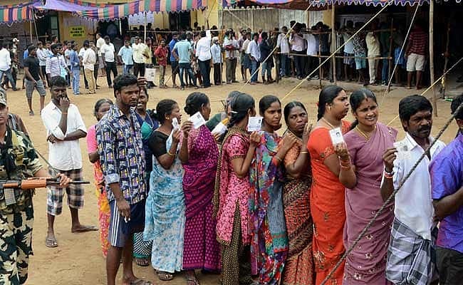பண அரசியலை முன்வைக்கும் ஆளும் அதிமுக : வாக்கு விற்பனைக்கல்ல; ஒரு விரல் புரட்சி செய்க - தினகரன் தலையங்கம்!