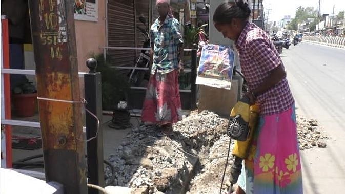 படிக்க நினைத்த மாணவியின் கனவை சிதைத்து கூலித்தொழிலாளியாக்கிய கல்லூரி : பதில் சொல்லுமா நிர்வாகம்?