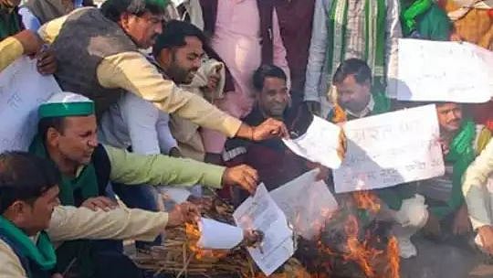 வேளாண் சட்ட நகலை எரித்து ஹோலி கொண்டாடிய விவசாயிகள் : தொடரும்  போராட்டம்... மவுனம் காக்கும் மோடி அரசு!