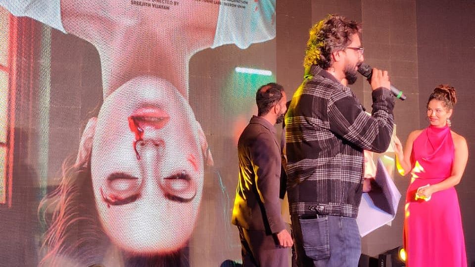 “சைக்கலாஜிகல் த்ரில்லர் படத்தில் நடிகை சன்னி லியோன்” : ஃபர்ஸ்ட் லுக் போஸ்டர் வெளியீடு !