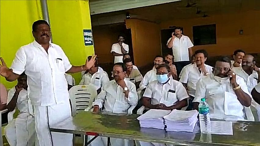 “புடவை கேட்டு கரையானைப் போல அரிக்கிறார்கள்”: சொந்த தொகுதி மக்களைக் கொச்சைப்படுத்து பேசிய அதிமுக நிர்வாகி!